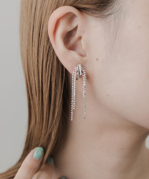 SMELLY（スメリー）の「メタルスクエアボールチェーンイヤリング（イヤリング・レディース・シルバー・-）」の2枚目の写真