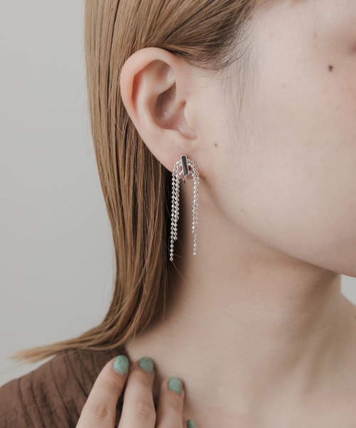 SMELLY（スメリー）の「メタルスクエアボールチェーンイヤリング（イヤリング・レディース・シルバー・-）」の4枚目の写真