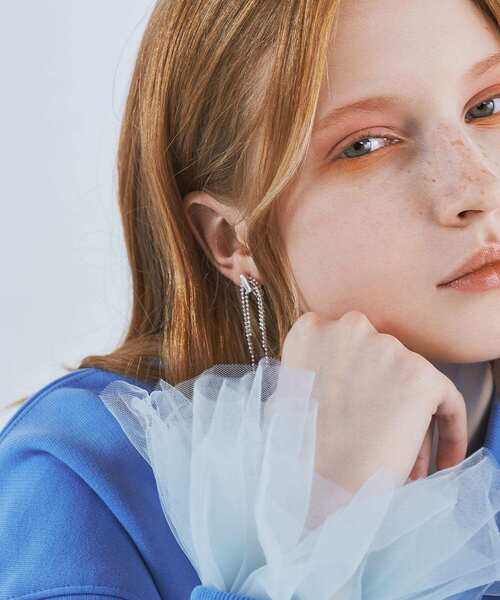 SMELLY（スメリー）の「メタルスクエアボールチェーンイヤリング（イヤリング・レディース・シルバー・-）」の6枚目の写真