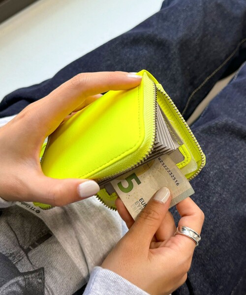 fredy emue(フレディエミュ)の「ストラップ付蛍光レザーウォレット(財布・レディース・オレンジ/イエロー/ライトグリーン/ピンク・FREE)」の3枚目の写真