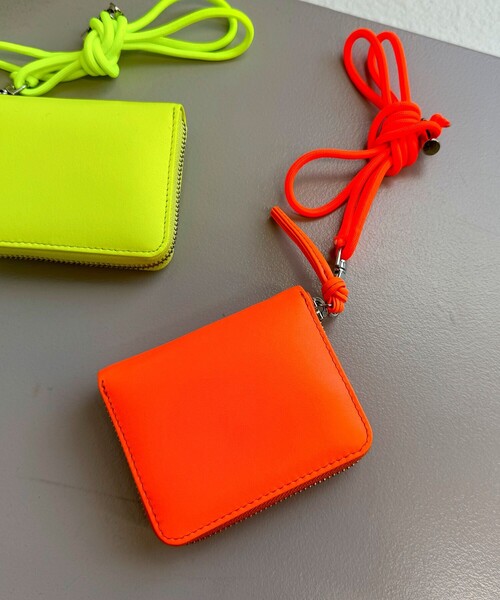 fredy emue(フレディエミュ)の「ストラップ付蛍光レザーウォレット(財布・レディース・オレンジ/イエロー/ライトグリーン/ピンク・FREE)」の1枚目の写真