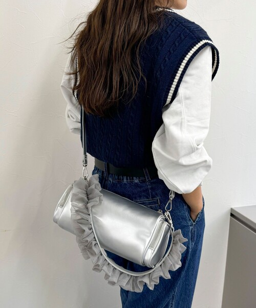 fredy emue（フレディエミュ）の「フリルハンドル横長ボックスショルダーバック（ショルダーバッグ・レディース・シルバー/ブラック・FREE）」の4枚目の写真