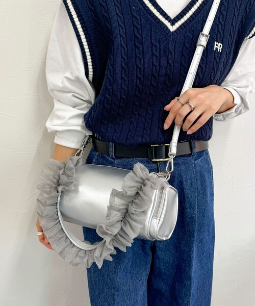 fredy emue（フレディエミュ）の「フリルハンドル横長ボックスショルダーバック（ショルダーバッグ・レディース・シルバー/ブラック・FREE）」の5枚目の写真