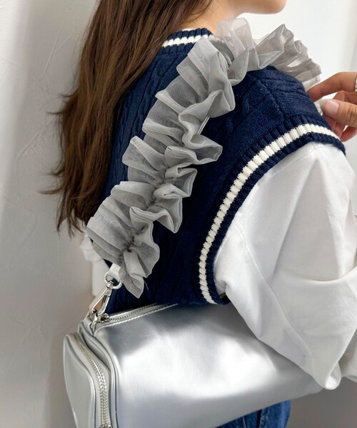 fredy emue（フレディエミュ）の「フリルハンドル横長ボックスショルダーバック（ショルダーバッグ・レディース・シルバー/ブラック・FREE）」の7枚目の写真