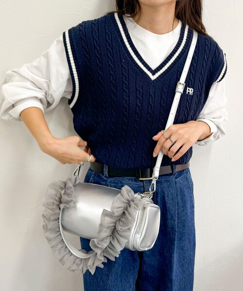 fredy emue（フレディエミュ）の「フリルハンドル横長ボックスショルダーバック（ショルダーバッグ・レディース・シルバー/ブラック・FREE）」の8枚目の写真