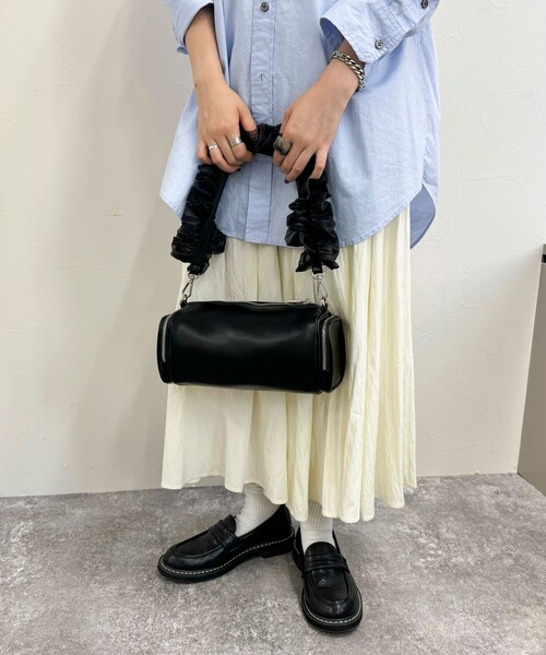 fredy emue（フレディエミュ）の「フリルハンドル横長ボックスショルダーバック（ショルダーバッグ・レディース・シルバー/ブラック・FREE）」の16枚目の写真