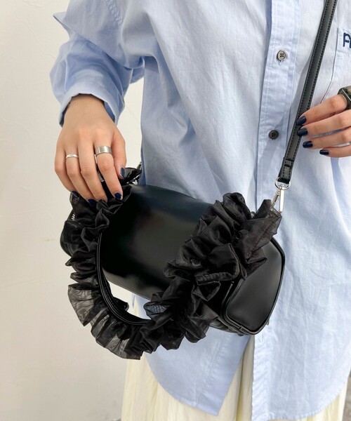 fredy emue（フレディエミュ）の「フリルハンドル横長ボックスショルダーバック（ショルダーバッグ・レディース・シルバー/ブラック・FREE）」の19枚目の写真