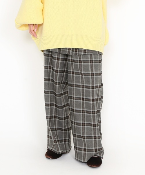 PUNYUS（プニュズ）の「2タックチェックワイドスラックス（スラックス・レディース・ベージュ/グレー・1/2/3/4）」の10枚目の写真