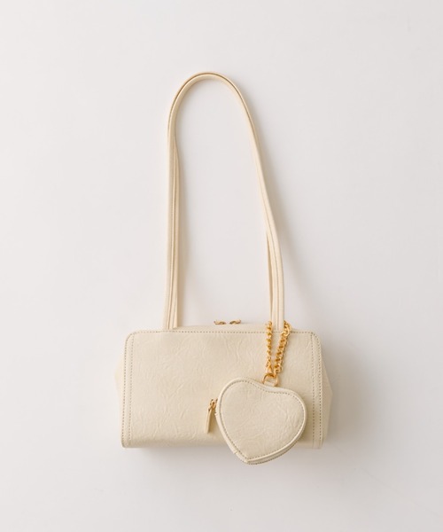 OLIVE des OLIVE（オリーブデオリーブ）の「ハートチャーム付きスクエアバッグ（ショルダーバッグ・レディース・アイボリー/サックスブルー/ブラック/ダークブラウン・FREE）」の2枚目の写真