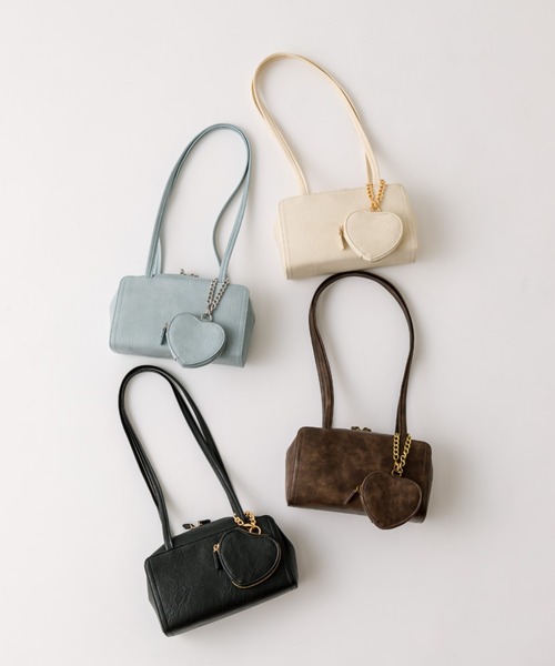 OLIVE des OLIVE（オリーブデオリーブ）の「ハートチャーム付きスクエアバッグ（ショルダーバッグ・レディース・アイボリー/サックスブルー/ブラック/ダークブラウン・FREE）」の5枚目の写真