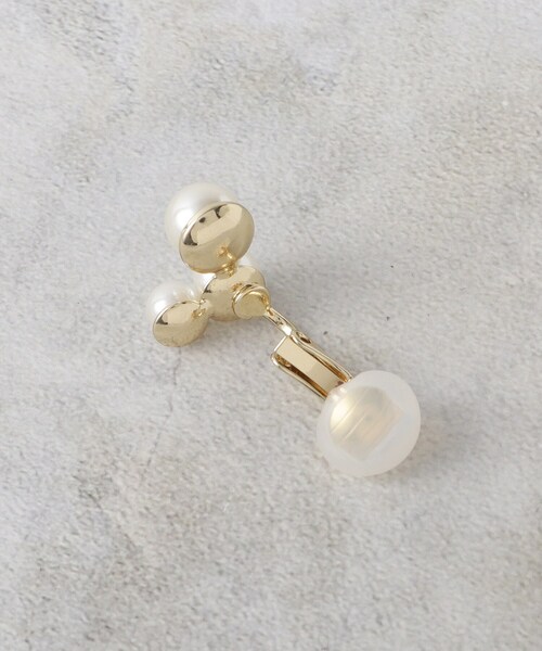 OPAQUE.CLIP（オペークドットクリップ）の「フェイクパールイヤリング（イヤリング・レディース・シルバー/ゴールド・00）」の6枚目の写真