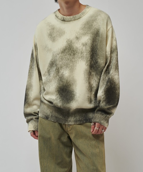 Lui's（ルイス）の「スプレープリントクルーネックニット（ニット/セーター・メンズ・ブルー/オフホワイト/グレー/モカ・S/M）」の7枚目の写真