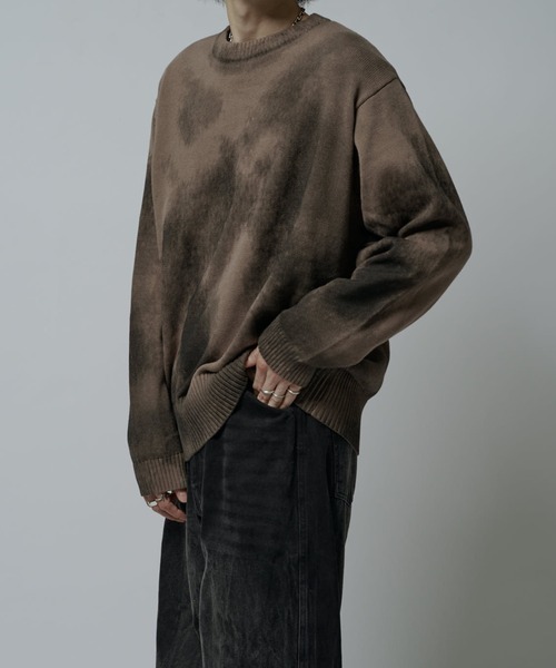 Lui's（ルイス）の「スプレープリントクルーネックニット（ニット/セーター・メンズ・ブルー/オフホワイト/グレー/モカ・S/M）」の12枚目の写真