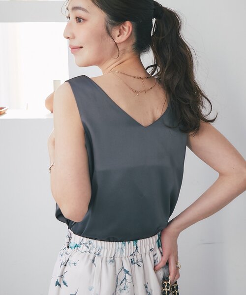 La boutique BonBon（ラブティックボンボン）の「【新色ピンク・ミント登場！miki監修】サテン2WAYタンク（タンクトップ・レディース・サックスブルー/ブラウン/ベージュ/ライトグレー/チャコールグレー/ホワイト/グレイッシュベージュ/ピンクベージュ/ブラック/ピンク/ミント・FREE）」の14枚目の写真