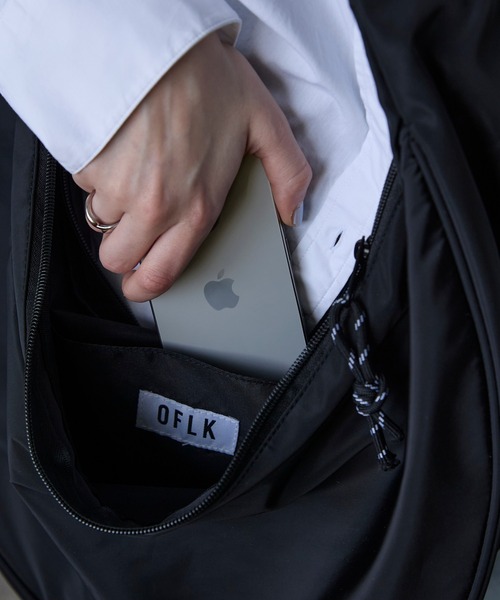 Bonjour Sagan（ボンジュールサガン）の「ビッグ ラウンド ワンショルダーバッグ【ユニセックス】（ショルダーバッグ・レディース・ブラック・FREE）」の2枚目の写真