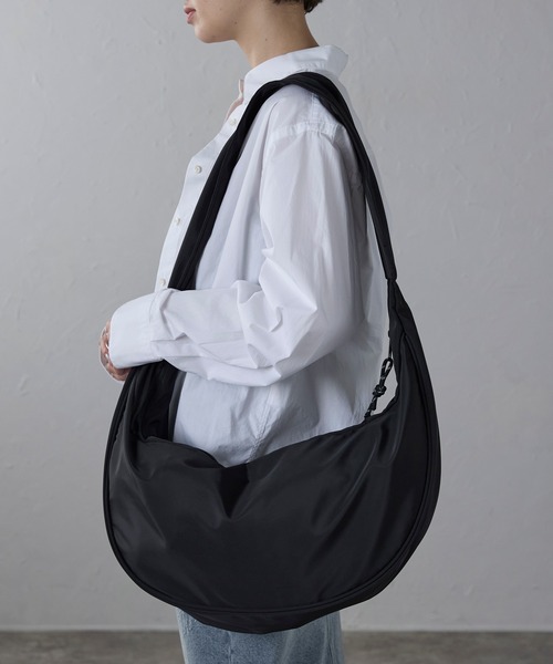 Bonjour Sagan（ボンジュールサガン）の「ビッグ ラウンド ワンショルダーバッグ【ユニセックス】（ショルダーバッグ・レディース・ブラック・FREE）」の3枚目の写真