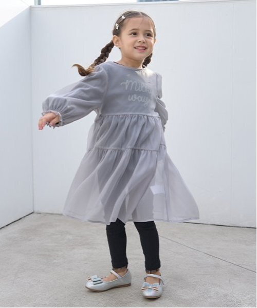Lycee mine(リセマイン)の「シアーティアードワンピース【子供服】【キッズ】【女の子】(ワンピース・キッズ・グレー/サーモンピンク/アイボリー・100cm/140cm/120cm/130cm/150cm/110cm)」の3枚目の写真