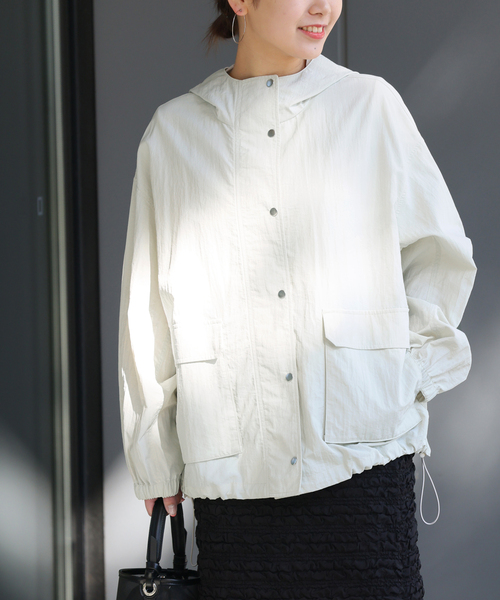 JOURNAL STANDARD relume（ジャーナルスタンダード　レリューム）の「ナイロンフーディーショートブルゾン（ナイロンジャケット・レディース・ベージュ/アイボリー・FREE）」の16枚目の写真