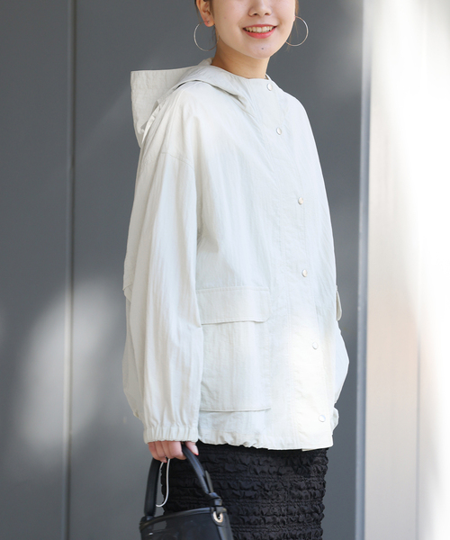 JOURNAL STANDARD relume（ジャーナルスタンダード　レリューム）の「ナイロンフーディーショートブルゾン（ナイロンジャケット・レディース・ベージュ/アイボリー・FREE）」の18枚目の写真