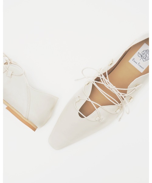 Emma Francis（エマフランシス）の「フラワーカット レースアップパンプス（パンプス・レディース・パープル/ブラック/ホワイト・24.0cm/23.5cm/23.0cm/22.5cm/25.0cm/24.5cm/22.0cm）」の13枚目の写真