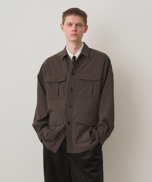 Juha(ユハ)の「OVERSIZED SAFARI JACKET(ミリタリージャケット・メンズ・ブラック/チャコールグレー・3/4)」の2枚目の写真