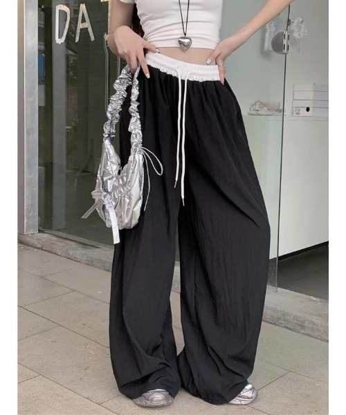 SALTMINT(ソルトミント)の「《韓国ファッション》バイカラーウエストルーズナイロンパンツ(スラックス・レディース・ブラック/ネイビー・M/L)」の2枚目の写真