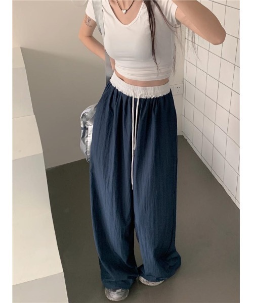 SALTMINT(ソルトミント)の「《韓国ファッション》バイカラーウエストルーズナイロンパンツ(スラックス・レディース・ブラック/ネイビー・M/L)」の5枚目の写真