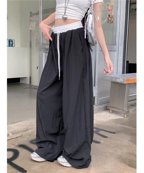 SALTMINT(ソルトミント)の「《韓国ファッション》バイカラーウエストルーズナイロンパンツ(スラックス・レディース・ブラック/ネイビー・M/L)」の9枚目の写真
