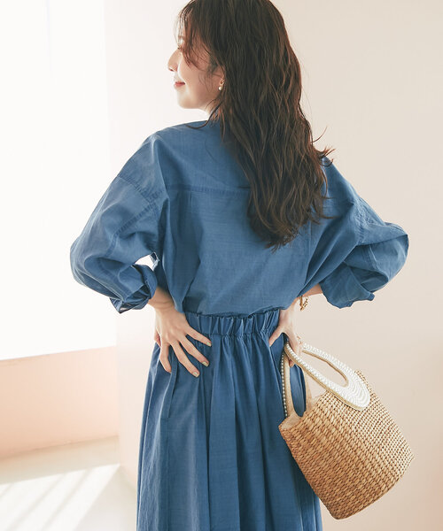 La boutique BonBon(ラブティックボンボン)の「【セットアップ可】シアーデニムクロップドシャツ(シャツ/ブラウス・レディース・ブルー/サックスブルー・FREE)」の6枚目の写真