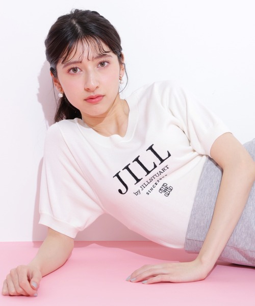 JILL by JILL STUART(ジルバイジルスチュアート)の「◇エンブロイダリーロゴ五分袖ニット(ニット/セーター・レディース・ラベンダー/ホワイト系その他/ホワイト/グレー・FREE)」の1枚目の写真