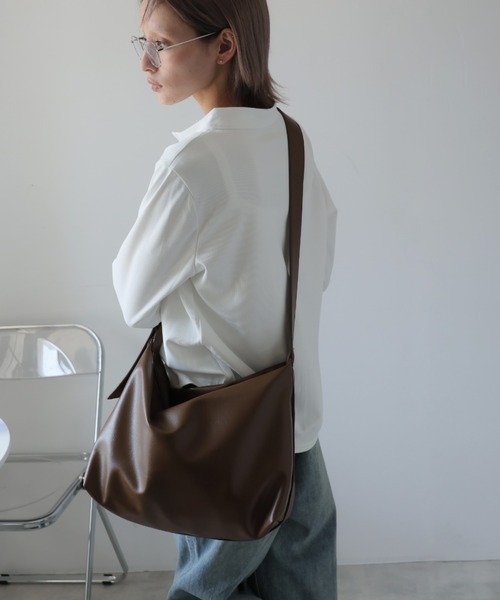 Ulysses（ユリシス）の「フェイクレザーショルダーバッグ（ショルダーバッグ・レディース・ブラック/ホワイト/グレー/ブラウン/シルバー・F）」の4枚目の写真