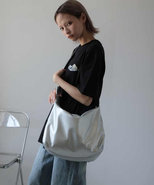 Ulysses（ユリシス）の「フェイクレザーショルダーバッグ（ショルダーバッグ・レディース・ブラック/ホワイト/グレー/ブラウン/シルバー・F）」の5枚目の写真