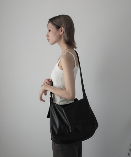 Ulysses（ユリシス）の「フェイクレザーショルダーバッグ（ショルダーバッグ・レディース・ブラック/ホワイト/グレー/ブラウン/シルバー・F）」の7枚目の写真