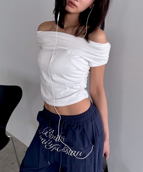 FOLLOWIN(フォロウィン)の「ベーシックオフショルダー半袖トップス(Tシャツ/カットソー・レディース・ホワイト/グレー/ブラック・FREE)」の2枚目の写真