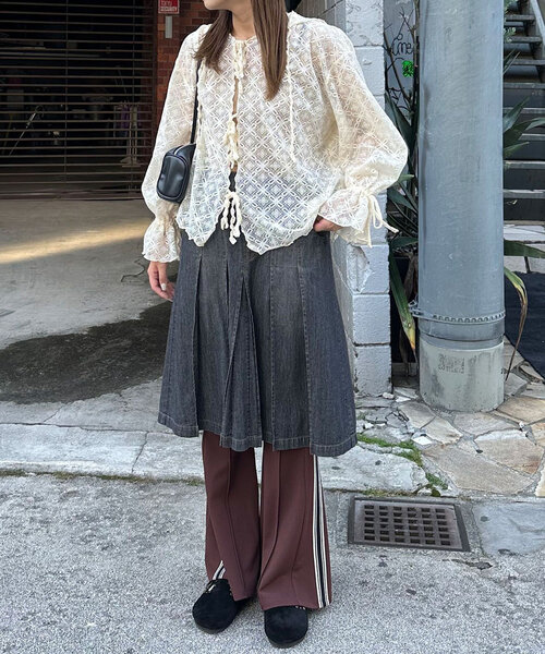 CIAOPANIC（チャオパニック）の「ライトデニムプリーツミドルスカート（デニムスカート・レディース・ブルー/ブラック・ONE SIZE）」の4枚目の写真