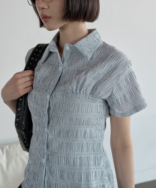 UNE MANSION（ユヌマンション）の「ユニークエンボスストライプスモークブラウスシャツ（シャツ/ブラウス・レディース・ブラック/ホワイト/ブルー系その他・FREE）」の3枚目の写真