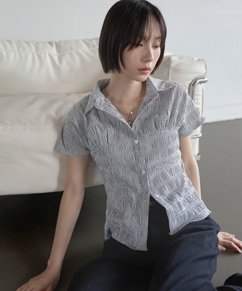 UNE MANSION（ユヌマンション）の「ユニークエンボスストライプスモークブラウスシャツ（シャツ/ブラウス・レディース・ブラック/ホワイト/ブルー系その他・FREE）」の2枚目の写真