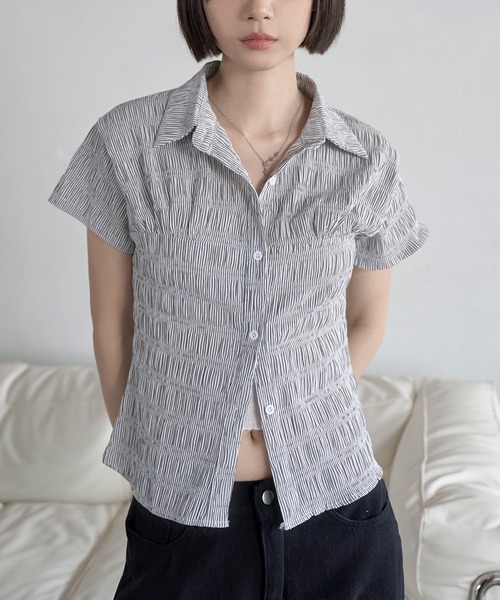 UNE MANSION（ユヌマンション）の「ユニークエンボスストライプスモークブラウスシャツ（シャツ/ブラウス・レディース・ブラック/ホワイト/ブルー系その他・FREE）」の9枚目の写真