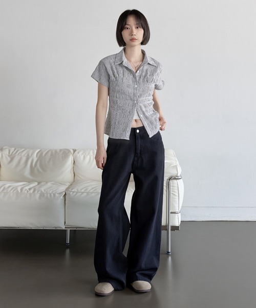 UNE MANSION（ユヌマンション）の「ユニークエンボスストライプスモークブラウスシャツ（シャツ/ブラウス・レディース・ブラック/ホワイト/ブルー系その他・FREE）」の7枚目の写真