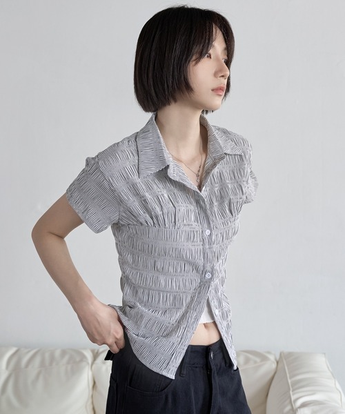 UNE MANSION（ユヌマンション）の「ユニークエンボスストライプスモークブラウスシャツ（シャツ/ブラウス・レディース・ブラック/ホワイト/ブルー系その他・FREE）」の8枚目の写真
