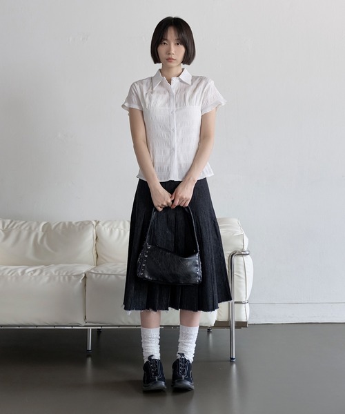 UNE MANSION（ユヌマンション）の「ユニークエンボスストライプスモークブラウスシャツ（シャツ/ブラウス・レディース・ブラック/ホワイト/ブルー系その他・FREE）」の4枚目の写真