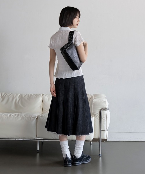 UNE MANSION（ユヌマンション）の「ユニークエンボスストライプスモークブラウスシャツ（シャツ/ブラウス・レディース・ブラック/ホワイト/ブルー系その他・FREE）」の5枚目の写真