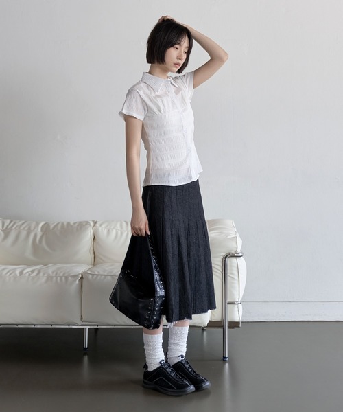 UNE MANSION（ユヌマンション）の「ユニークエンボスストライプスモークブラウスシャツ（シャツ/ブラウス・レディース・ブラック/ホワイト/ブルー系その他・FREE）」の13枚目の写真