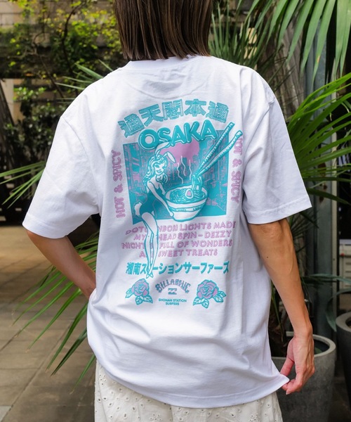 BILLABONG(ビラボン)の「BILLABONG メンズ DESTINATION OSAKA Tシャツ 【2025年秋冬モデル】/ビラボンSHONAN STATION SURFERS大阪グラフィック半袖Tシャツ(Tシャツ/カットソー・メンズ・ホワイト/ブラック・LARGE/MEDIUM/X-LARGE)」の2枚目の写真