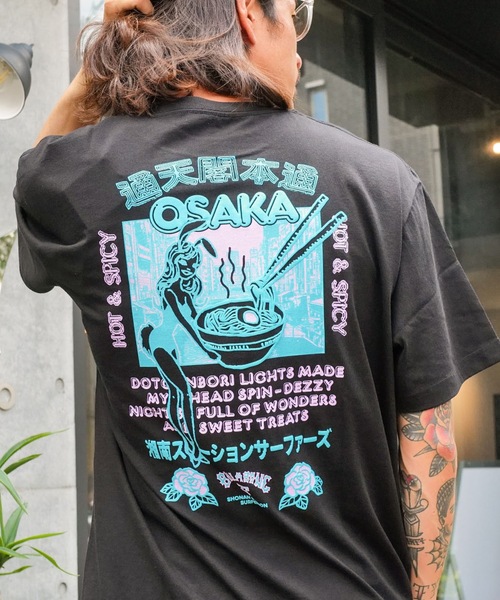 BILLABONG(ビラボン)の「BILLABONG メンズ DESTINATION OSAKA Tシャツ 【2025年秋冬モデル】/ビラボンSHONAN STATION SURFERS大阪グラフィック半袖Tシャツ(Tシャツ/カットソー・メンズ・ホワイト/ブラック・LARGE/MEDIUM/X-LARGE)」の1枚目の写真