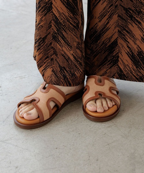 Elura（エルーラ）の「MOHIフラットサンダル《一部店舗限定》/329516（サンダル・レディース・ブラウン/ブラック・LARGE/MEDIUM/SMALL）」の2枚目の写真