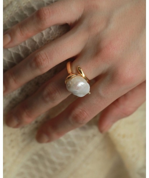 anuke(アンヌーク)の「anuke Baroque Pearl Ring(リング・レディース・シルバー/ゴールド・FREE)」の2枚目の写真