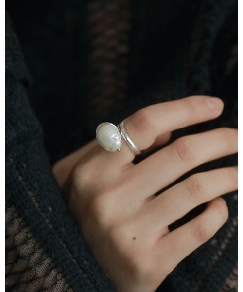 anuke(アンヌーク)の「anuke Baroque Pearl Ring(リング・レディース・シルバー/ゴールド・FREE)」の3枚目の写真