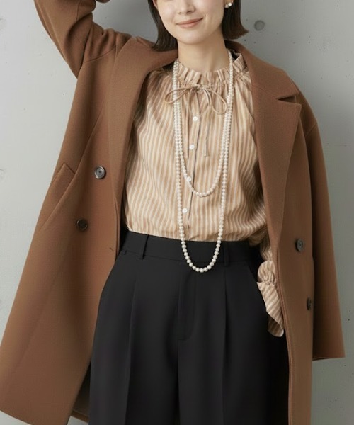 Mac-House(マックハウス)の「Idnes 上品な甘さをまとう ストライプフリルブラウス(シャツ/ブラウス・レディース・キャメル/ライトグレー/サックスブルー・M)」の3枚目の写真