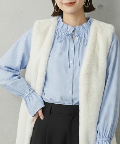 Mac-House(マックハウス)の「Idnes 上品な甘さをまとう ストライプフリルブラウス(シャツ/ブラウス・レディース・キャメル/ライトグレー/サックスブルー・M)」の2枚目の写真